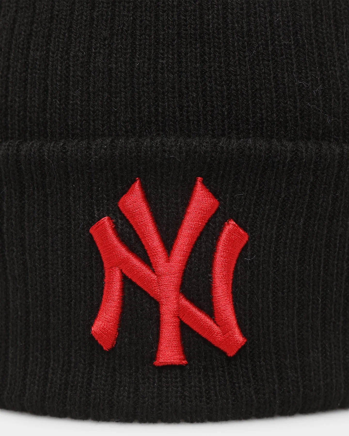 New Era New York Yankees Medium Knit Pom Pom Beanie Black/Scarlet